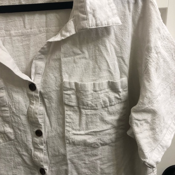 𝐖𝐡𝐢𝐭𝐞 𝐁𝐮𝐭𝐭𝐨𝐧 𝐔𝐩 𝐂𝐫𝐨𝐩 𝐓𝐨𝐩 - Picture 2 of 2